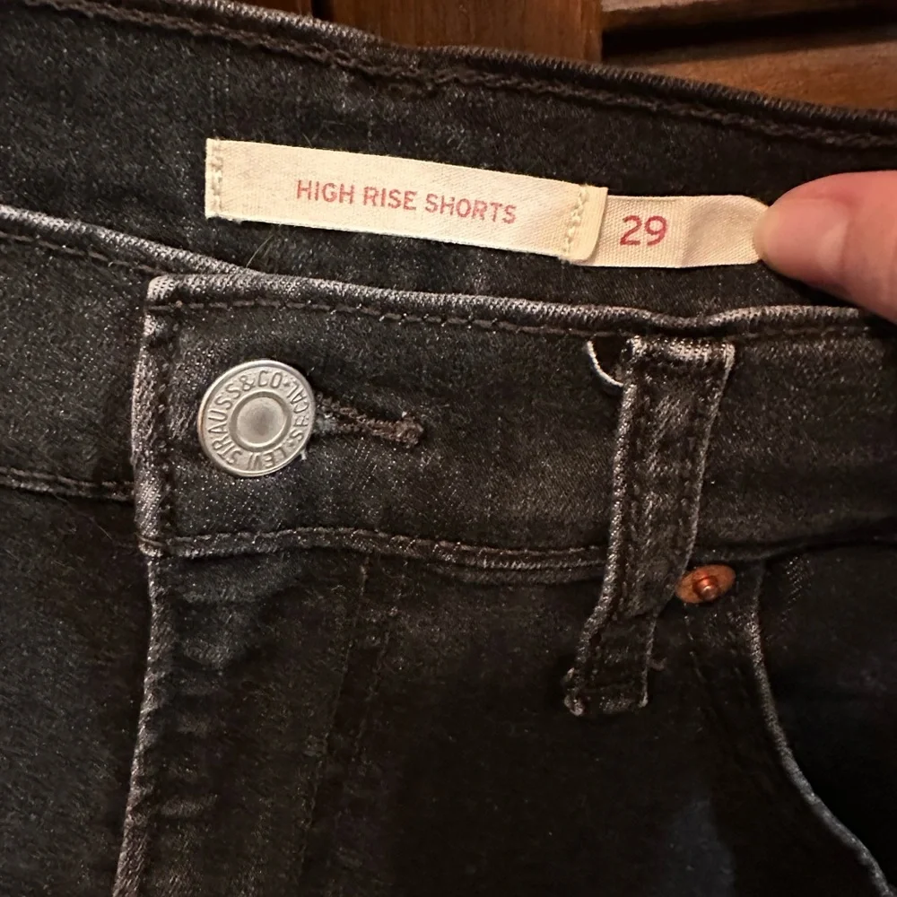 LEVI’S SHORTS - Picture 3 of 3